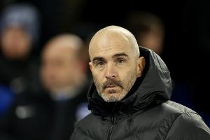 切尔西后防遭遇用人荒，记者报道称球队目前仅有巴迪亚西勒、哈托、阿奇姆蓬三名中卫可供征召。