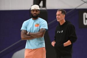 美记：詹姆斯想跟湖人提前续约 但湖人对此没有兴趣