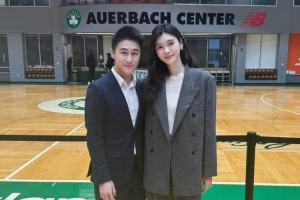 凯尔特人联合老板何猷君携娇妻奚梦瑶参观球馆 拿到总冠军戒指