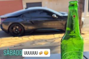 32岁费南多分享豪饮与豪车照，身材发引关注，归化球员生涯年薪曾高达600万欧元。