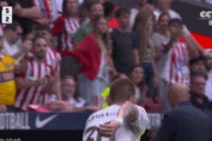 每体：马斯坦托诺最后时刻被球砸，大脚把球踢上看台险些击中球迷