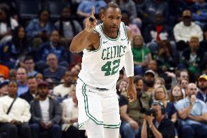 39岁零118天！勇记：霍福德新赛季预计延续波士顿时期的策略，将缺席背靠背比赛。