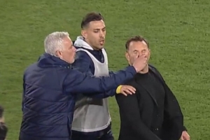 布鲁克再次谈及穆帅捏其鼻子一事，他承认自己倒地有些夸张，但未料到对方会有那样的反应。