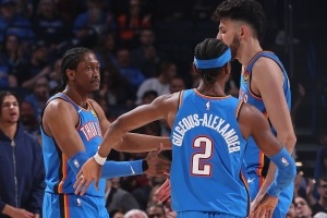 雷霆官方公布25-26赛季训练营大名单，新三少领衔，共计21名球员，阵容兵强马壮。