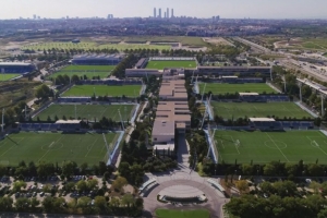 皇家马德里俱乐部庆祝体育城启用二十周年，这座集训练、农艺与创新功能于一体的大型综合体迎来重要里程碑。