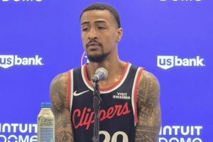 与哈登、保罗这类组织者并肩作战让科林斯感到兴奋，他正努力适应球队的需求。