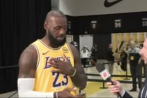 赞比亚有球迷身穿你的球衣？詹姆斯回应：送上我的爱，期待与你相见。