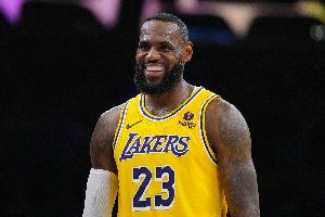 詹姆斯打趣：马上要开始第75个赛季了 现在我整个人热血沸腾！