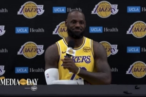 詹姆斯关于其未来职业生涯的时长，将与妻子及女儿共同商议决定，此事与东契奇等队友无关。