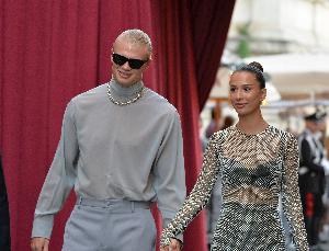 哈兰德甜蜜分享恋爱日常：女友主动搭讪，我掌勺她享乐打游戏。