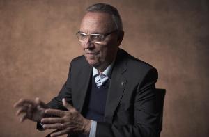 前巴萨主席表示，他不会与菲戈打招呼，作为巴萨球迷，他只关心球队的胜利。