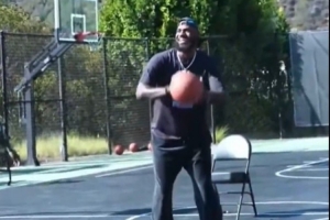 因伤缺席训练的老詹现身直播间，他打趣道：“可别让我认真打，我可还在伤病名单上呢。”