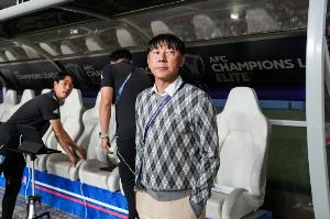 蔚山主帅申台龙表示：申花没有比赛可以全主力出战，而他们3天后还有比赛，因此只能进行轮换。