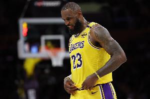 据詹姆斯团队分析，去年季前赛的过度备战是导致他在12月份状态低迷、精疲力竭的主要原因。