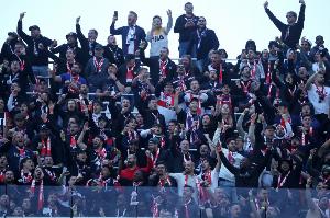 法媒称，巴黎球迷乘坐的大巴在高速公路上深夜发生故障，车上80人被困长达数小时。