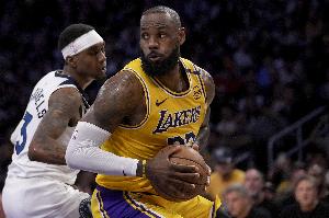 詹姆斯左膝伤势已痊愈，但湖人队无意安排他出战更多季前赛。