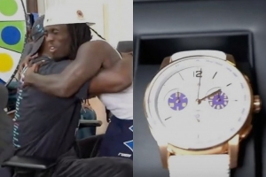 詹姆斯向网红主播赠送价值20万的爱彼手表及詹23签名鞋给团队成员