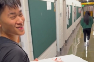 王俊杰模仿马卢阿奇中文告别语调，分享与赵维伦的日常并送给杨瀚森。