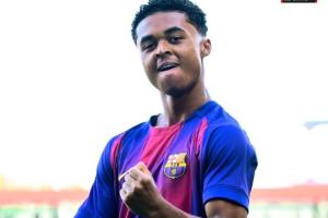 青年欧冠联赛中，巴塞罗那队以2比1逆转战胜巴黎圣日耳曼队，克鲁伊维特的小儿子在比赛中完成一脚精彩的兜射，皮球直挂球门死角得分。