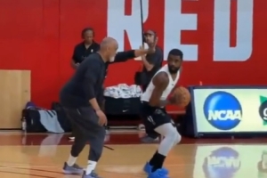 欧文现身温哥华训练营，沉浸式感受近期投篮训练，加速恢复中！