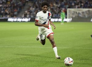 后生可畏！年仅17岁250天的姆巴耶，成为巴黎队史欧冠第四年轻的首发球员。