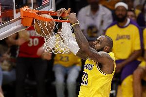 即便湖人队在新赛季成功夺冠，他们也将不再与詹姆斯续约，因为他已经过气了。