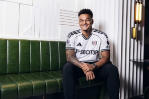 官方宣布，前锋穆尼斯与富勒姆续约至2030年，其生涯已为球队出战104场并贡献27球。