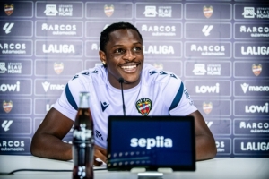 西甲联赛前7轮贡献4球3助攻，莱万特前锋艾永因此首次入选喀麦隆国家队大名单。