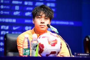 泰山小将齐千程将迎来中超首秀，他已进入本轮比赛名单并出席了赛前发布会。