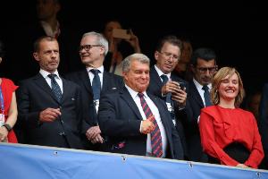 世体：拉波尔塔与纳赛尔关系好转，将出席欧洲俱乐部协会会议。