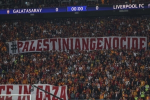 加拉塔萨雷球迷声援巴勒斯坦民众：耶路撒冷不自由，世界无自由。