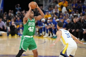 霍福德为胜利全力拼搏，其融入球队文化的表现完美契合了勇士队团队协作的传统。