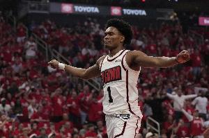 杜兰特盛赞阿门：他就像一个发射台，二次起跳速度惊人，打法风格独树一帜。