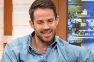 小雷就不当言论向前热刺主席道歉并捐款认错，此举曾让热刺陷入一团糟。