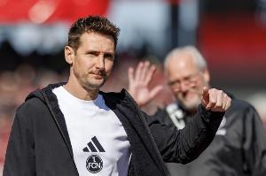 3-2险胜保住帅位！克洛泽坦言：压力太大了，这心快受不了了。