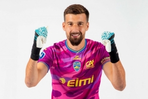 《队报》消息：前法甲门将瓦莱特被控性侵一名18岁女性，最高或将面临20年监禁。