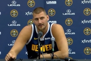 关于明年的续约问题，约基奇表示自己并未考虑，他的计划是永远留在丹佛掘金队。