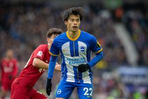 因脚伤影响表现，三笘薫新赛季状态欠佳，且与新队友的配合尚未达到默契。