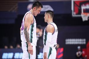 媒体透露，山东男篮训练强度较大，高诗岩、陈林坚等四名球员将离队，全力备战全运会。