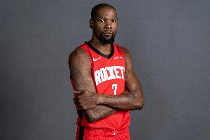 HoopsHype最新公布的百大球员排名中，第21至50名名单揭晓：申京位列第21，杜兰特第22，恩比德第23，哈登第25，小卡第39。