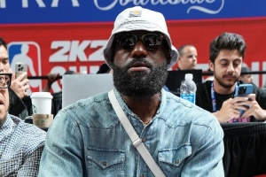 夸梅：詹姆斯与你们不同，他其实无需为购物花钱，乔丹亦然。