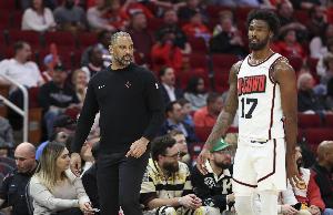 伊森透露，狄龙曾告诫他不必纠结于单场比赛的表现，而他本人则欣赏乌度卡严苛的执教方式。