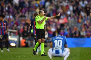 拉奥斯点评阿劳霍送点：如此荒谬的误判实属罕见，球员双脚跳起后倒地。