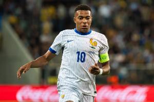 队报：姆巴佩带伤前往法国队报到 对黄潜让脚踝扭伤轻微加重