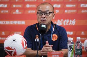 阿萨莫阿被推撞向广告牌，前田浩二严厉斥责：重庆队如此渴望胜利，难道不感到羞耻吗？