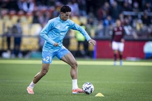 法媒报道称，马赛后卫阿格德在机场遭遇一名精神状态不稳定男子的袭击。