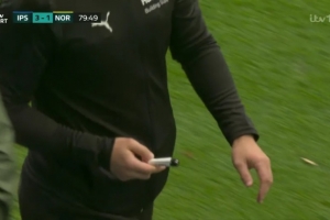 《太阳报》报道称，球迷多次向场内投掷杂物，伊普斯维奇俱乐部或将因此受到处罚。