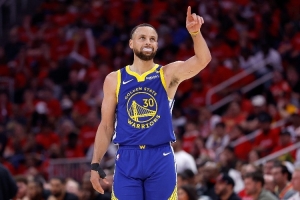 为库里赢在当下！勇士放弃双线作战策略，所有运作皆围绕这位传奇展开