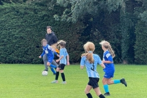 暖心！伊劳拉率伯恩茅斯取胜后，亲临草根女子青训足球赛担任边裁