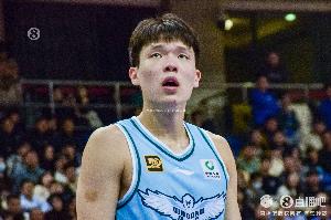 杨瀚森在山东参加青年联赛期间，被徐长锁发掘并引至青岛队。